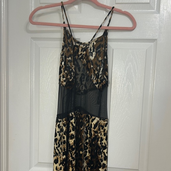 Elegant sheer back Leopard Print Maxi Dress with Mesh midrif and back and slits - Picture 6 of 12